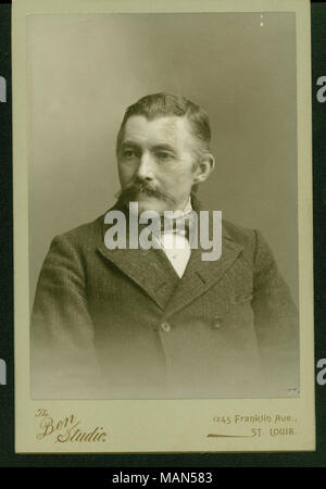 Formale di busto ritratto di una unione non identificato veterano indossando un vestito e un bow tie, con la testa rivolta verso sinistra. 'L'Ben Studio' e '1245 Franklin Ave., San Luigi." (stampato immagine sotto). Titolo: soldato non identificato (Unione veterano). . 1897. Il Ben Studio, San Luigi Foto Stock