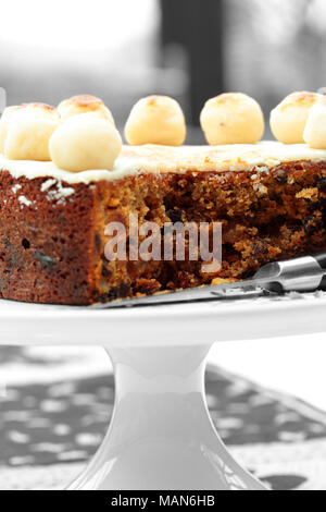 Simnel cake, tradizionale a Pasqua, una torta stand con colore selettivo Foto Stock