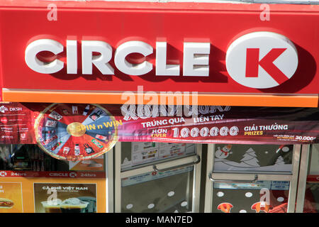 A Saigon, Vietnam, 18 dic 2017. Il logo Circle K al di sopra di entrata al negozio, international convenience store catena. Foto Stock