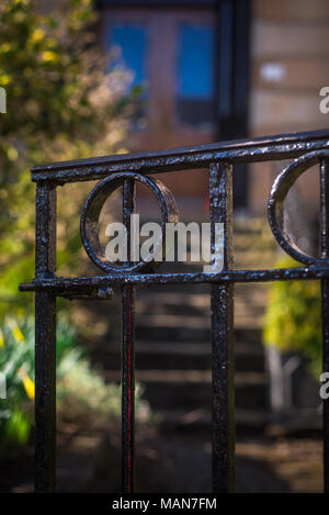 Ferro battuto cancello anteriore in corrispondenza di una casa a Glasgow, Scozia Foto Stock