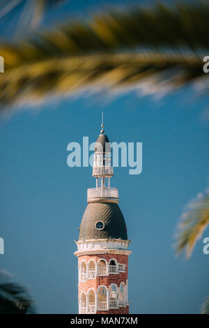 Batumi, Adjara, Georgia. Vecchia Torre con ristorante in Lungomare nella soleggiata giornata estiva Foto Stock