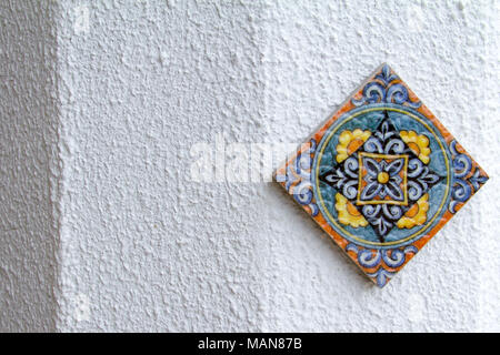 Intarsi in marmo piatti decorativi, piastra islamico con mandala pattern, vista dall'alto isolato su sfondo bianco con tracciato di ritaglio Foto Stock