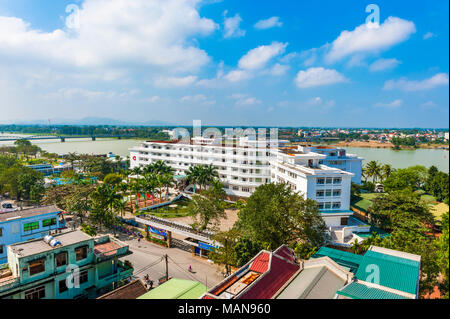 Vista di Hue township, Century Riverside Hotel e il Fiume Perfume. Tinta. Il Vietnam Foto Stock