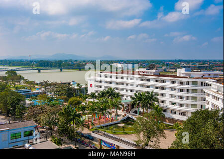 Vista di Century Riverside Hotel e il Fiume Perfume. Tinta. Il Vietnam Foto Stock