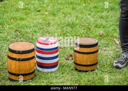Le tre bottiglie (piccoli fusti, due di birra, uno vuoto), disadorno e sul terreno prima di iniziare l'annuale lunedì di pasqua concorso con il nea Foto Stock