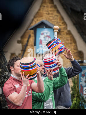 Le tre bottiglie (piccoli fusti, due di birra, uno vuoto), arredato e tenuto aloft nel villaggio di Hallaton prima dell'inizio della Pasqua annuale mon Foto Stock