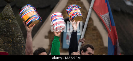 Le tre bottiglie (piccoli fusti, due di birra, uno vuoto), arredato e tenuto aloft nel villaggio di Hallaton prima dell'inizio della Pasqua annuale mon Foto Stock