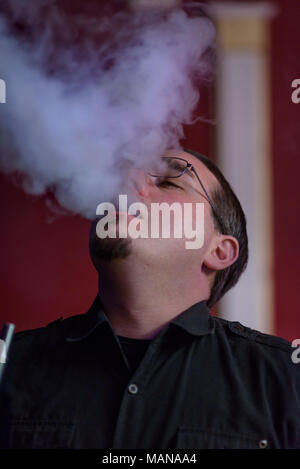 Respirare a pieni polmoni, respirare, rilassatevi. Modello maschile espirando saporito hookah fumo Foto Stock