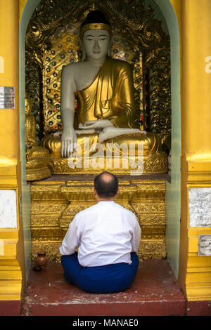 Preghiere session man con Dio a Shwedagon pagoda Yangon Myanmar del Sud-est asiatico Foto Stock
