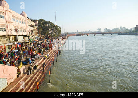 Puja cerimonia sulle rive del Gange Puja cerimonia sulle rive del Gange Foto Stock