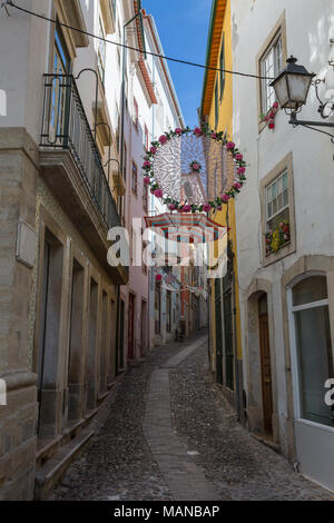 Colorato appese centrini in strada pubblica a Coimbra, Portogallo- Foto Stock