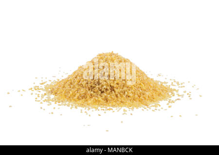 Materie di bulgur isolati su sfondo bianco Foto Stock