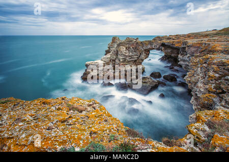 L'Arco - formazione di roccia vicino a Tyulenovo. Una lunga esposizione shot Foto Stock