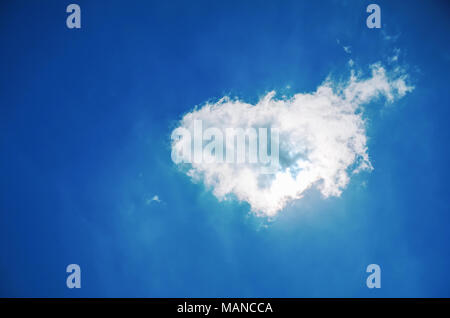 A forma di cuore in cloud il cielo blu Foto Stock