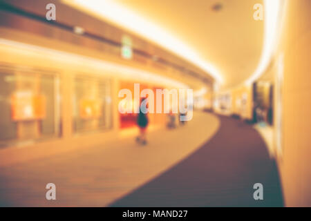 Sfondo sfocato : viaggiatore in department store in Airport Terminal la sfocatura dello sfondo bokeh di fondo con luce Foto Stock