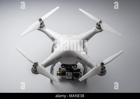 Varna, Bulgaria - 28 maggio ,2015: Flying drone quadcopter Dji Phantom 2 con fotocamera digitale GoPro HERO4 isolato su bianco Foto Stock