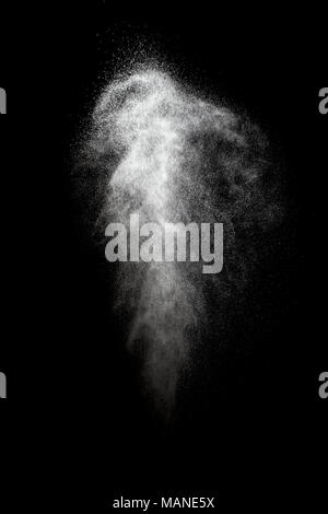 Arrestare il movimento della polvere bianca esplosione isolata su sfondo nero Foto Stock