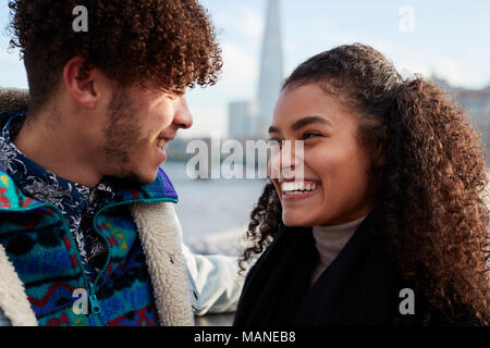 Giovane turista giovane in visita a Londra in inverno Foto Stock