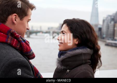 Giovane turista giovane in visita a Londra in inverno Foto Stock