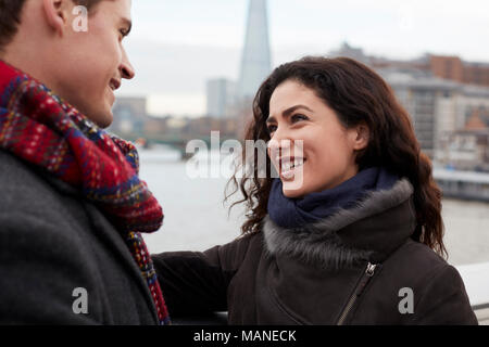 Giovane turista giovane in visita a Londra in inverno Foto Stock