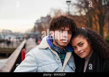 Ritratto di giovane camminando lungo South Bank in visita a Londra Foto Stock