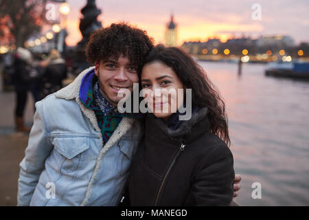 Ritratto di giovane camminando lungo South Bank in visita a Londra Foto Stock