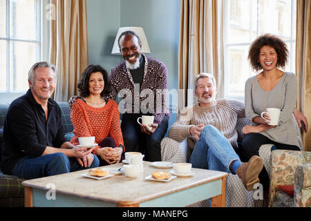 Ritratto di mezza età amici riuniti in Coffee Shop Foto Stock