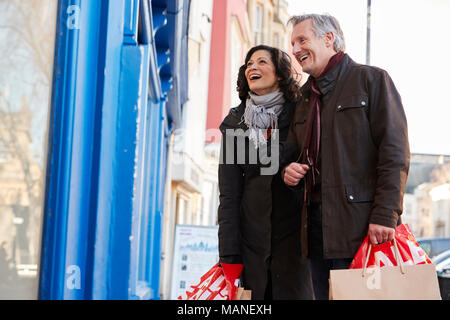 Coppia Matura godendo di shopping in città insieme Foto Stock
