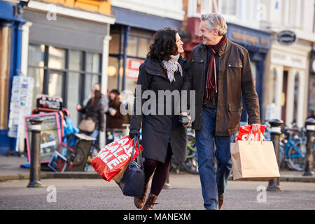 Coppia Matura godendo di shopping in città insieme Foto Stock
