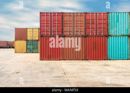 Stack di movimentazione di container Container cantiere. Foto Stock