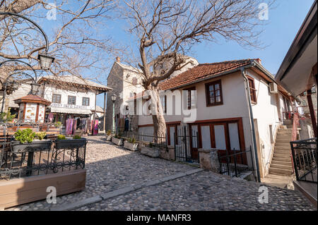 MOSTAR, BOSNIA - Jan 26, 2018: Street nella città vecchia, Mostar in Bosnia-Erzegovina. Il nome stesso di Mostar significa ponte-keeper Foto Stock