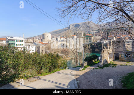 MOSTAR, BOSNIA - Jan 26, 2018: Stari Most (Old Bridge) è una ricostruzione del XVI secolo ponte ottomano nella città di Mostar in Bosnia che attraversa il fiume Neretva e collega le due parti della città. Foto Stock