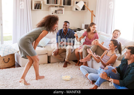 Gruppo di amici a casa Divertendosi sciarade insieme Foto Stock