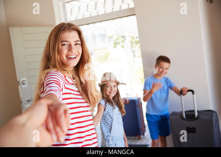 POV Shot di famiglia con i bagagli di lasciare casa per le vacanze Foto Stock