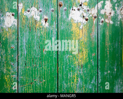 La trama di una vecchia porta di legno con chiodi arrugginiti. Foto Stock
