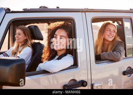 Giovane femmina adulta amici andare in vacanza in auto Foto Stock