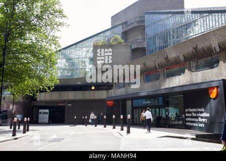 Londra - Maggio 2017: ingresso al Centro Barbican, seta Street, London EC2 Foto Stock