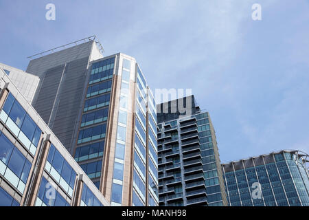 Londra - Maggio 2017: basso angolo di vista moderno con facciata di vetro edifici contro il cielo blu, City Of London, Londra Foto Stock