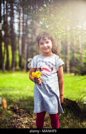 Graziosa bambina con le foreste di montagna, la molla sullo sfondo del paesaggio Foto Stock