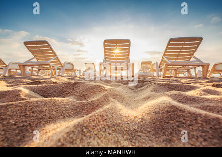 Sedie da spiaggia sulle sabbie di sunrise, vacanze estive fughe di concetto Foto Stock