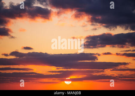 Bella cloudscape sul mare, sunrise shot Foto Stock