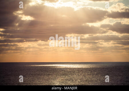 Bellissima alba oltre l'orizzonte, drammatica nuvole Foto Stock