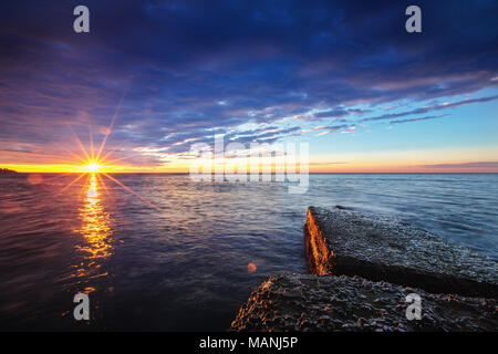 Bella cloudscape sul mare, sunrise shot Foto Stock