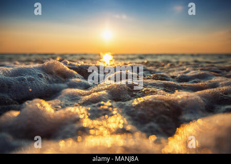 Sea Wave vicino fino a basso angolo di visione, sunrsie shot Foto Stock