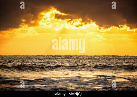 Bella cloudscape sul mare, sunrise shot Foto Stock