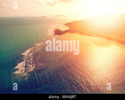 Vista aerea del tramonto su smeraldo mare tropicale Foto Stock