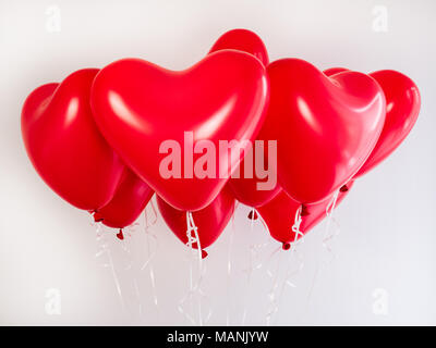 Palloncini rossi a forma di cuore Foto Stock