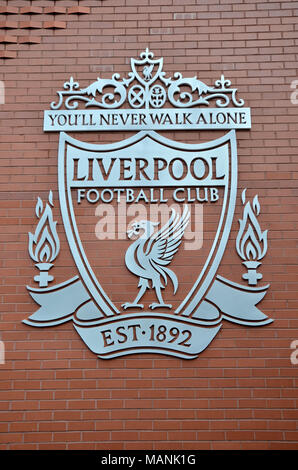 Il Liverpool Football Club crest sulla parete del Kop fine ad Anfield Stadium Foto Stock