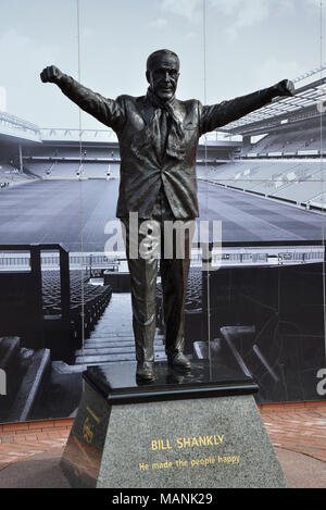 La statua di ex Liverpool FC manager Bill Shankly davanti alla Kop fine a Liverpool Anfield stadium Foto Stock