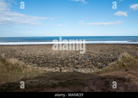 Dune di sabbia costiere su Holy Island, Northumberland, Regno Unito, sotto un cielo lunare. Un tranquillo paesaggio marino naturale in un ambiente costiero protetto. Foto Stock
